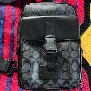 Selling this coach men side bag. Practically new I’ve only used it once.
